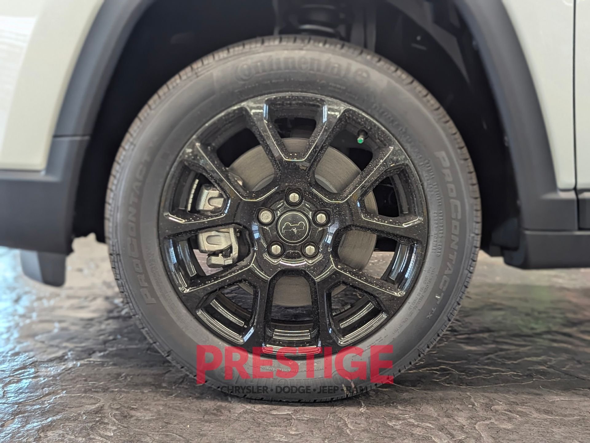New 2026 Bright White Clearcoat Jeep Latitude image 10