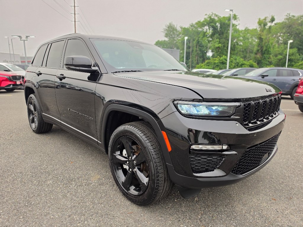 Used 2024 Diamond Black Crystal Pearl Coat Jeep Limited image 24