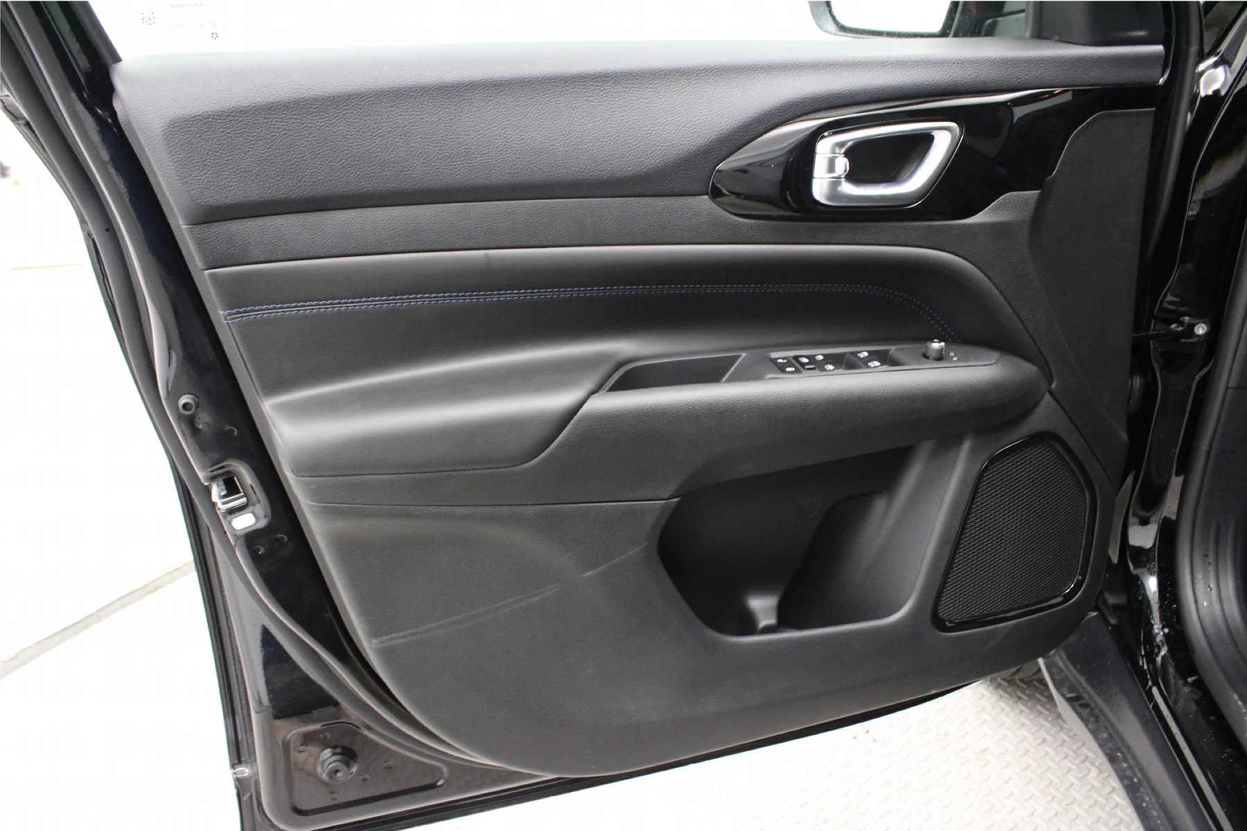 New 2026 Diamond Black Crystal Pearl-Coat Exterior Paint Jeep Latitude Altitude 4x4 image 11