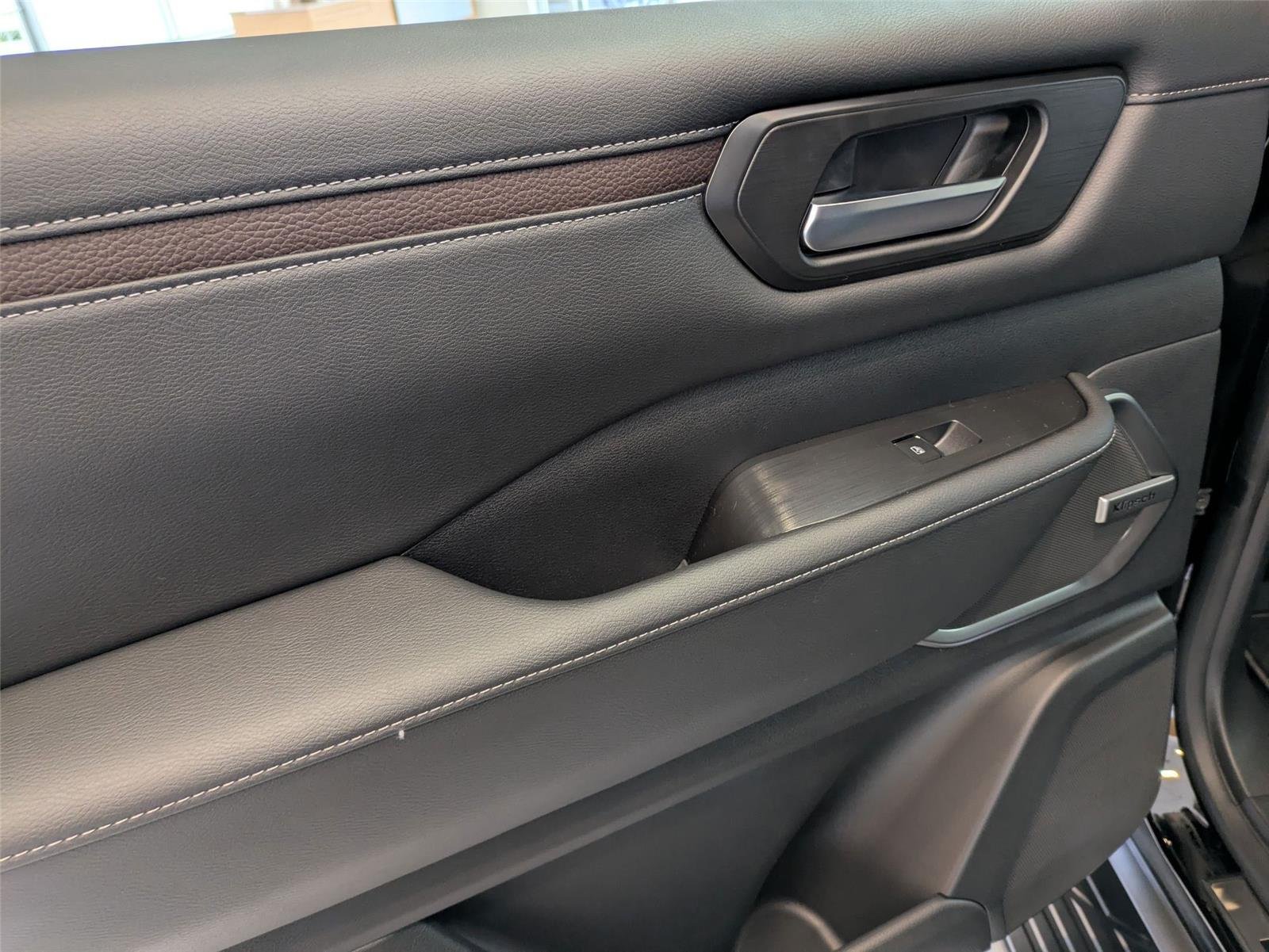 New 2025 Super Black Nissan Platinum Reserve image 25