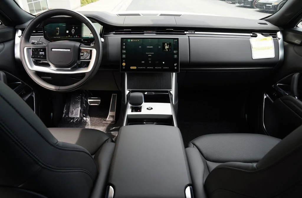 New 2026 Fuji White Land Rover SE image 9