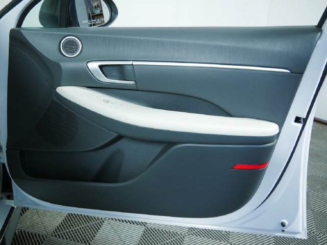 Used 2023 White Hyundai SEL image 11