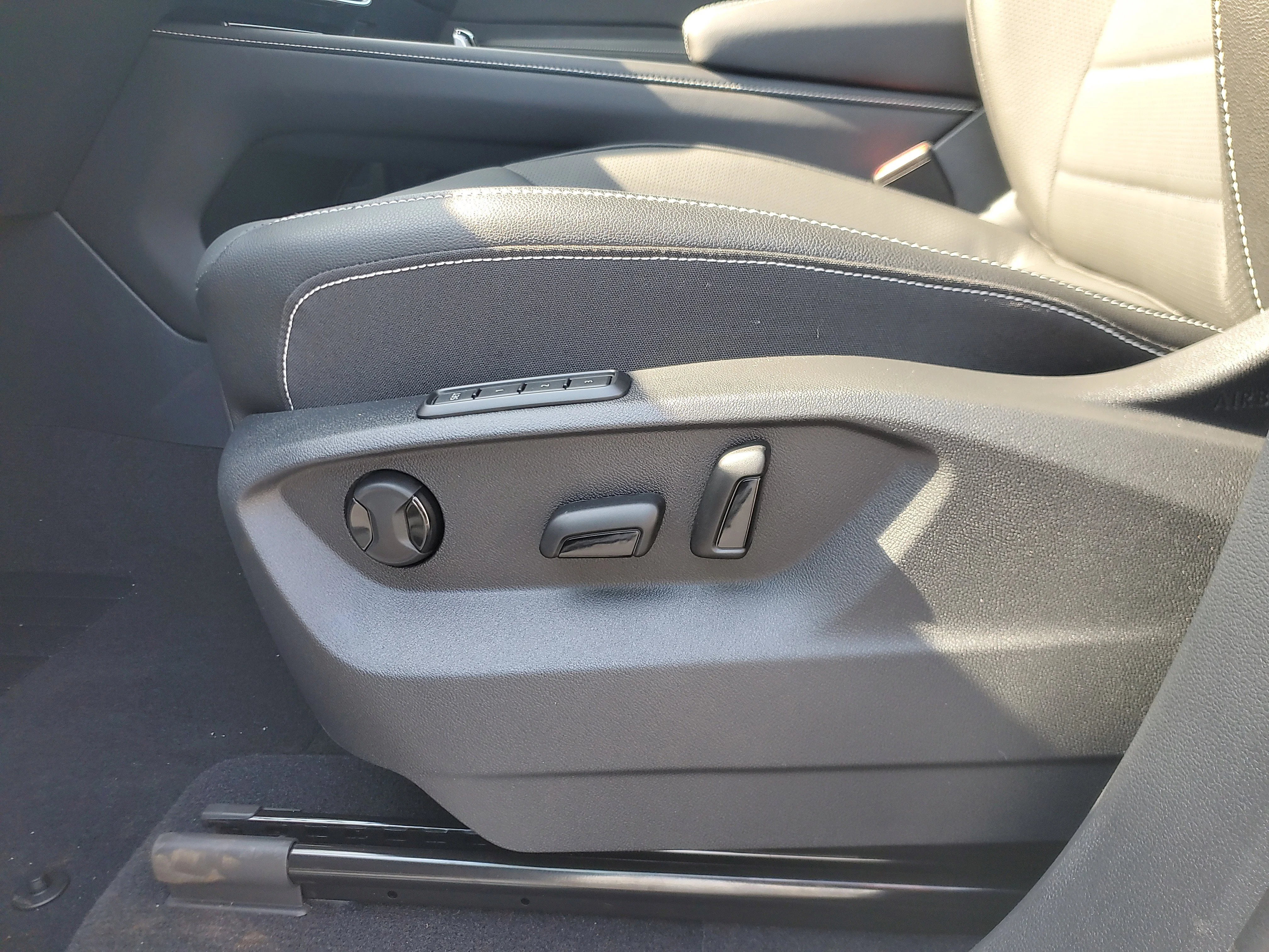 New 2026 White Volkswagen 2.0T SEL image 18