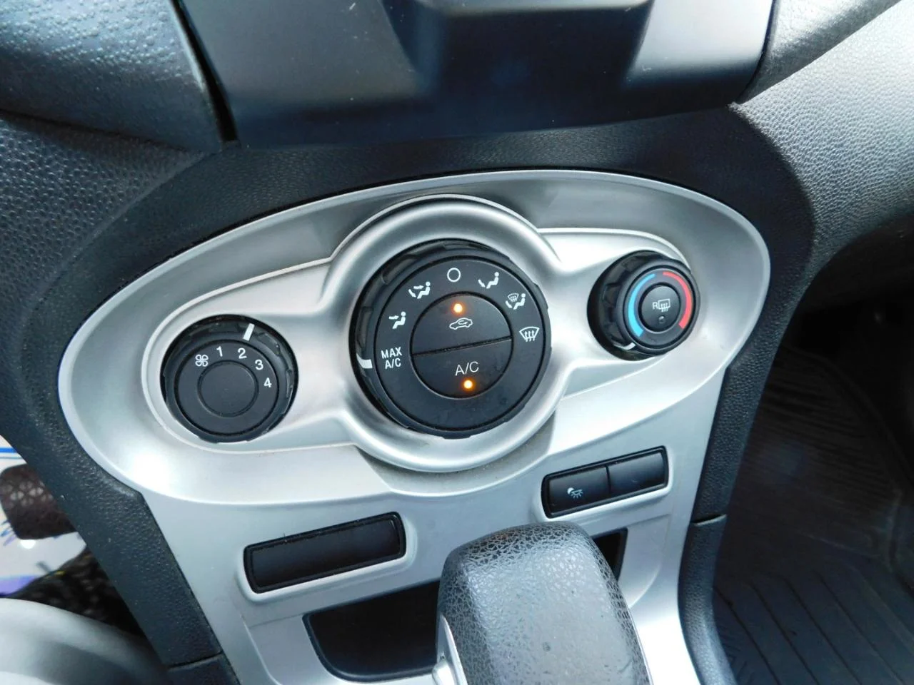 Used 2018 Black Ford SE SEDAN image 29