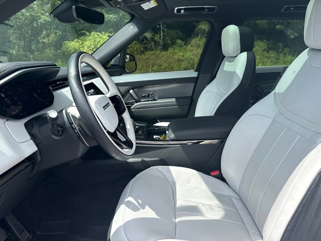 Used 2024 Fuji White Land Rover Dynamic SE image 9