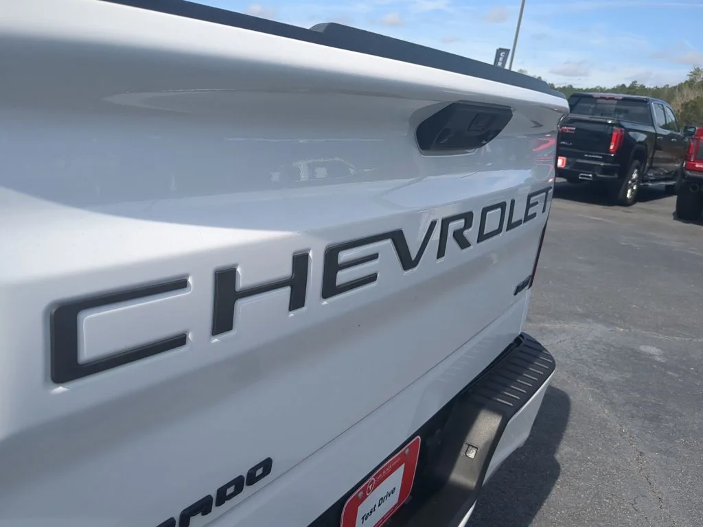 Used 2022 Summit White Chevrolet RST image 29