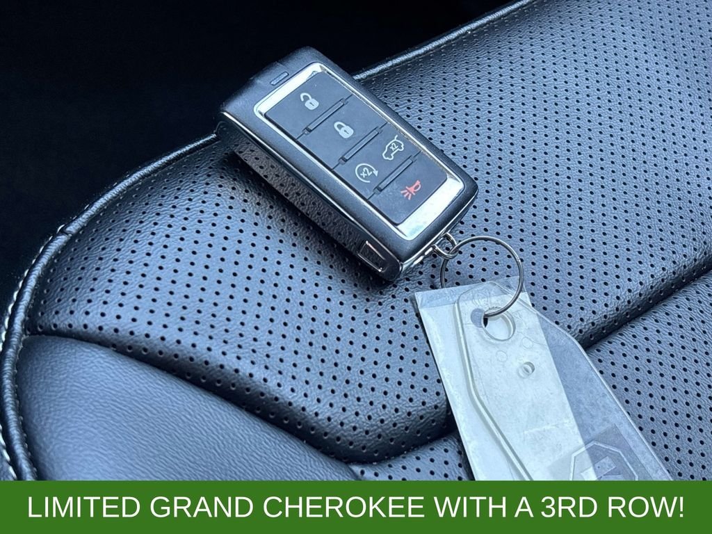 Used 2023  Jeep Limited image 30