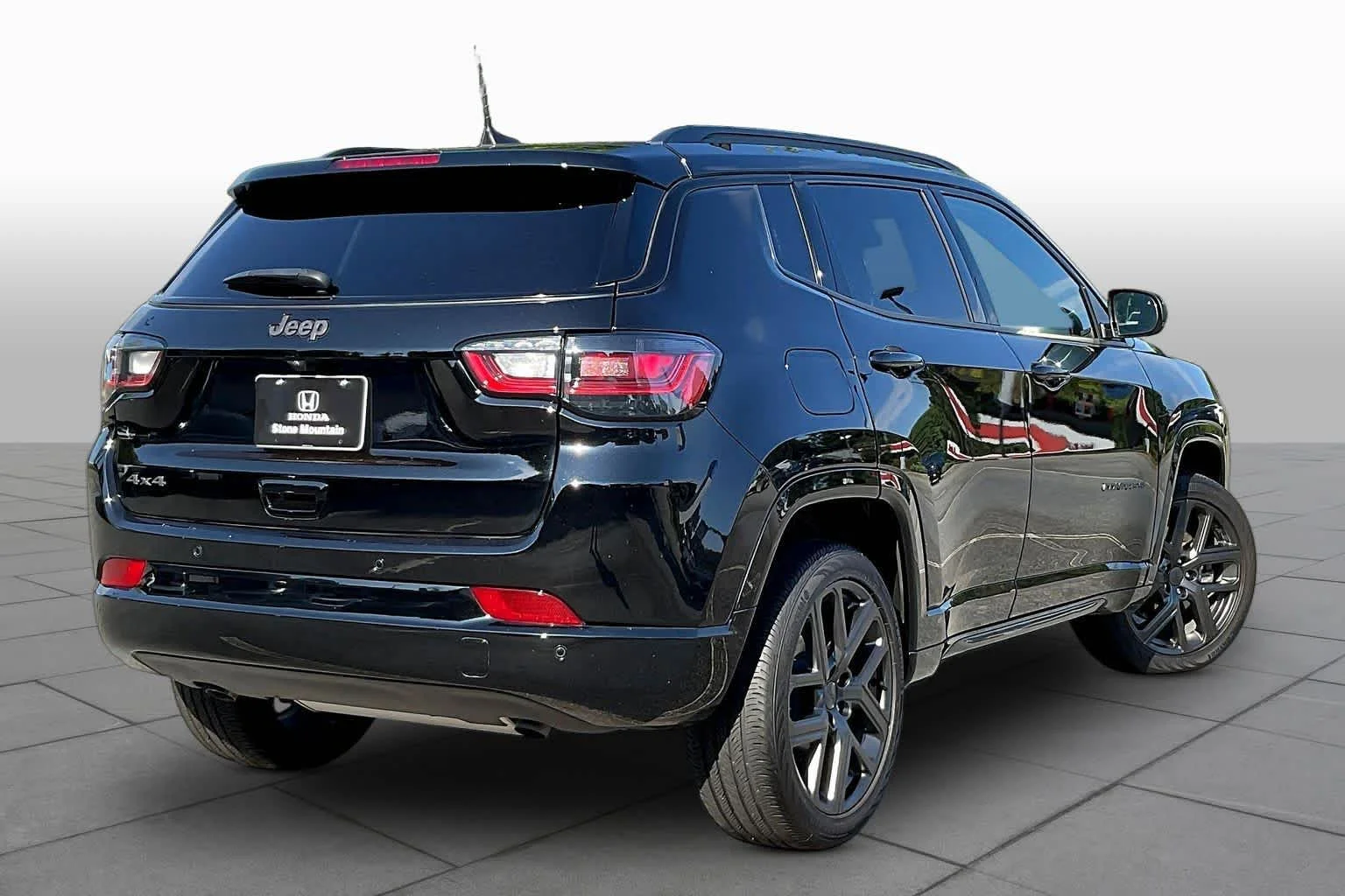 Used 2024 Diamond Black Crystal Pearlcoat Jeep Limited image 25