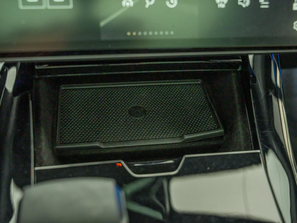 Used 2024 Black Land Rover Dynamic SE image 34