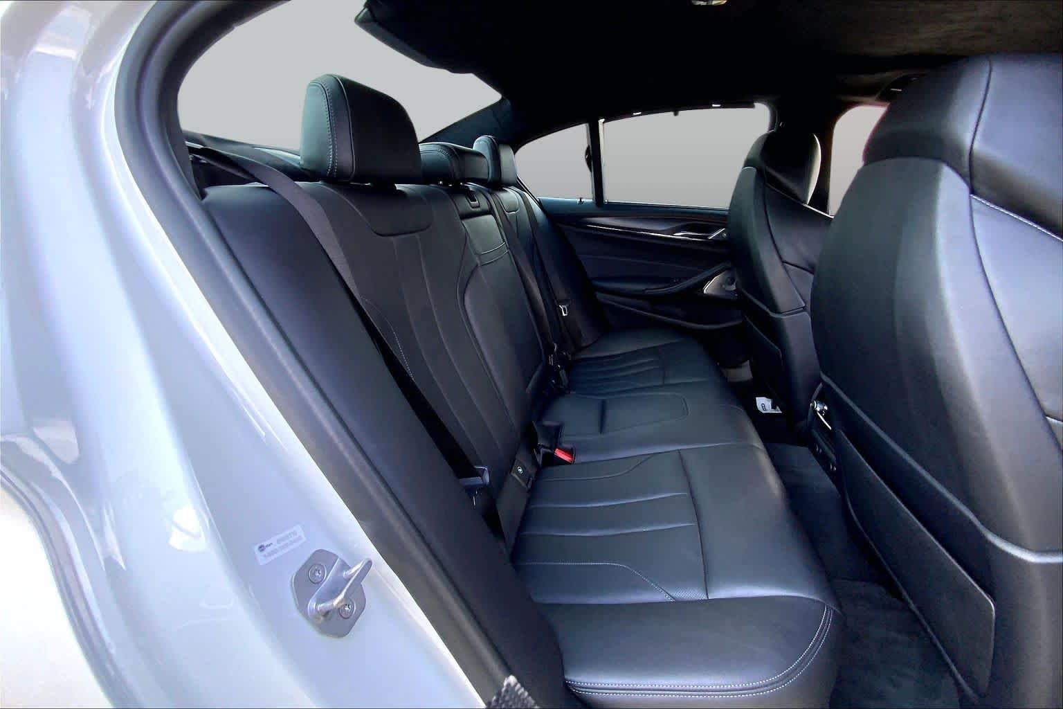Used 2018 Alpine White BMW  image 17