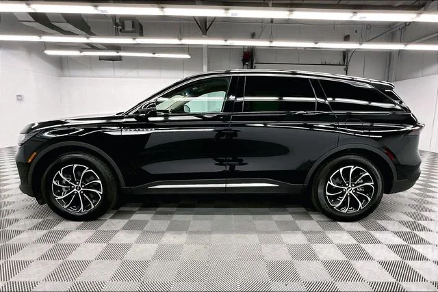 Used 2024 Infinite Black Metallic Clearcoat Lincoln Premiere image 13