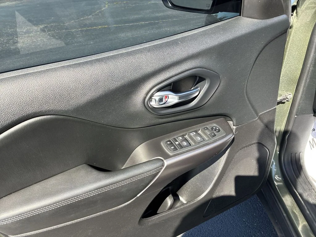 Used 2020 Green Jeep Latitude image 13