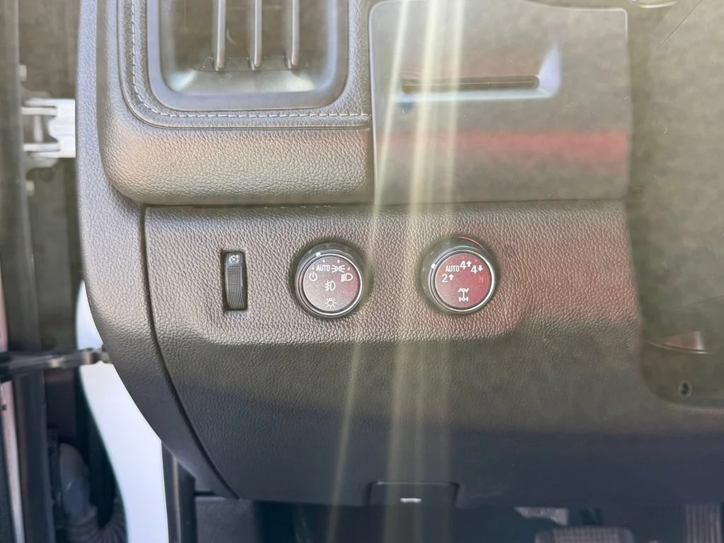 Used 2022 SUMMIT WHITE GMC 4WD Elevation image 28