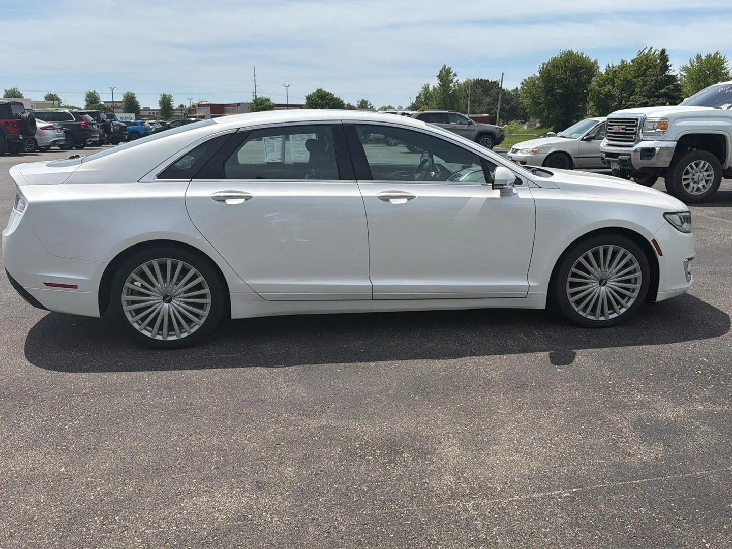 Used 2017 White Platinum Metallic Tri-Coat Lincoln Reserve image 8