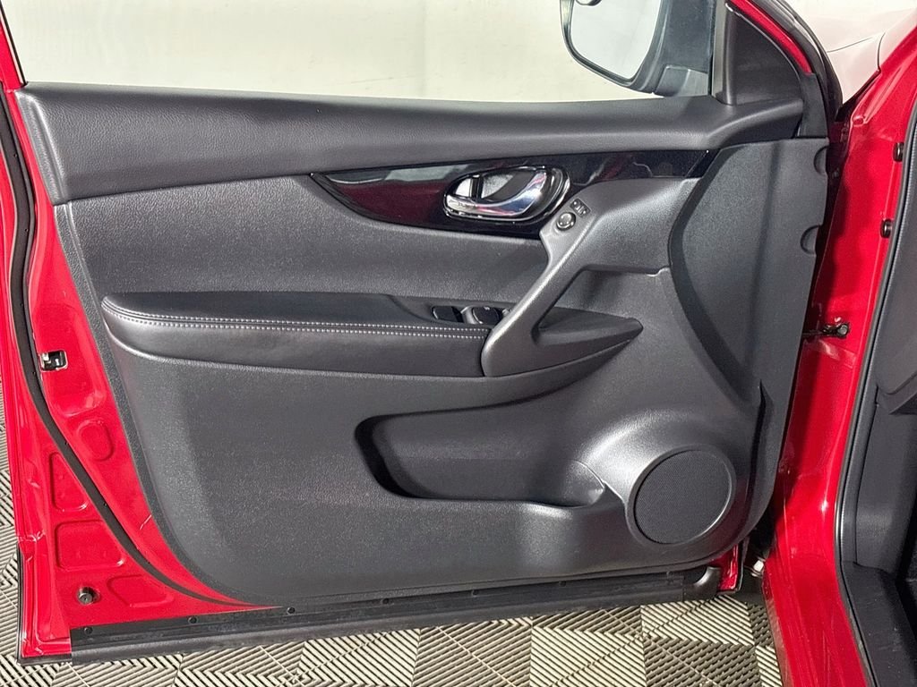 Used 2017 Red Nissan SV image 10