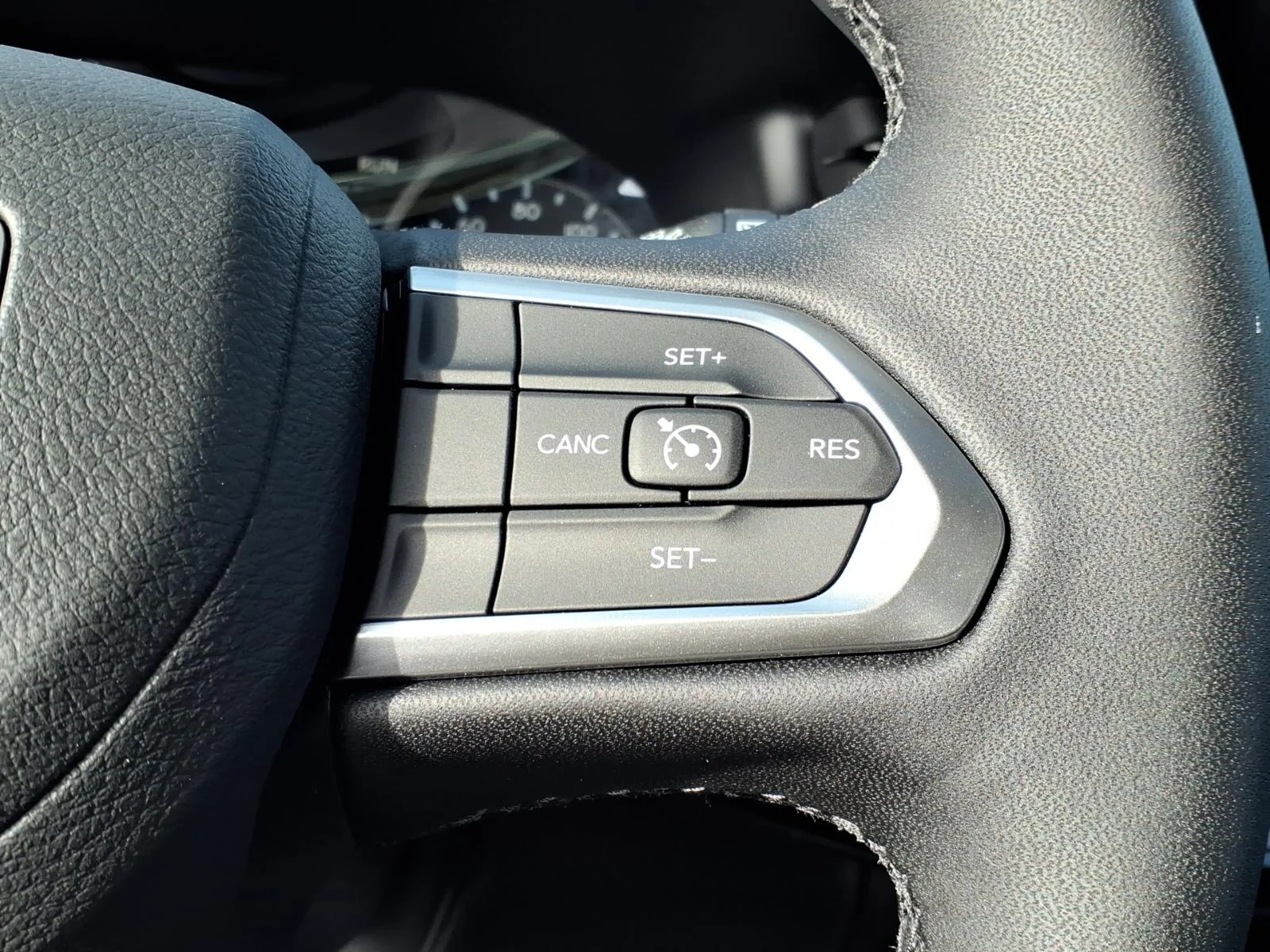 New 2026 Silver Zynith Metallic Clearcoat Jeep Latitude image 11