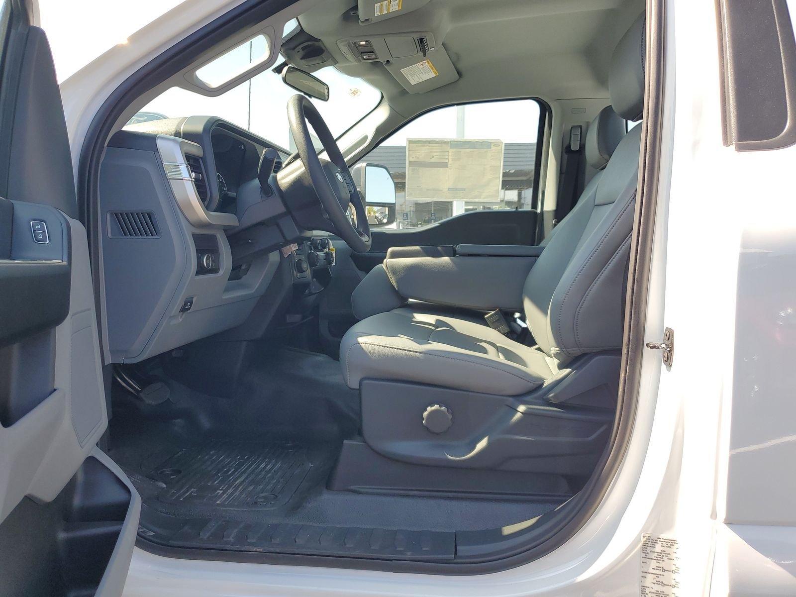 2025 Ford F-350 Super Duty Chassis Cab XLT - Photo 30