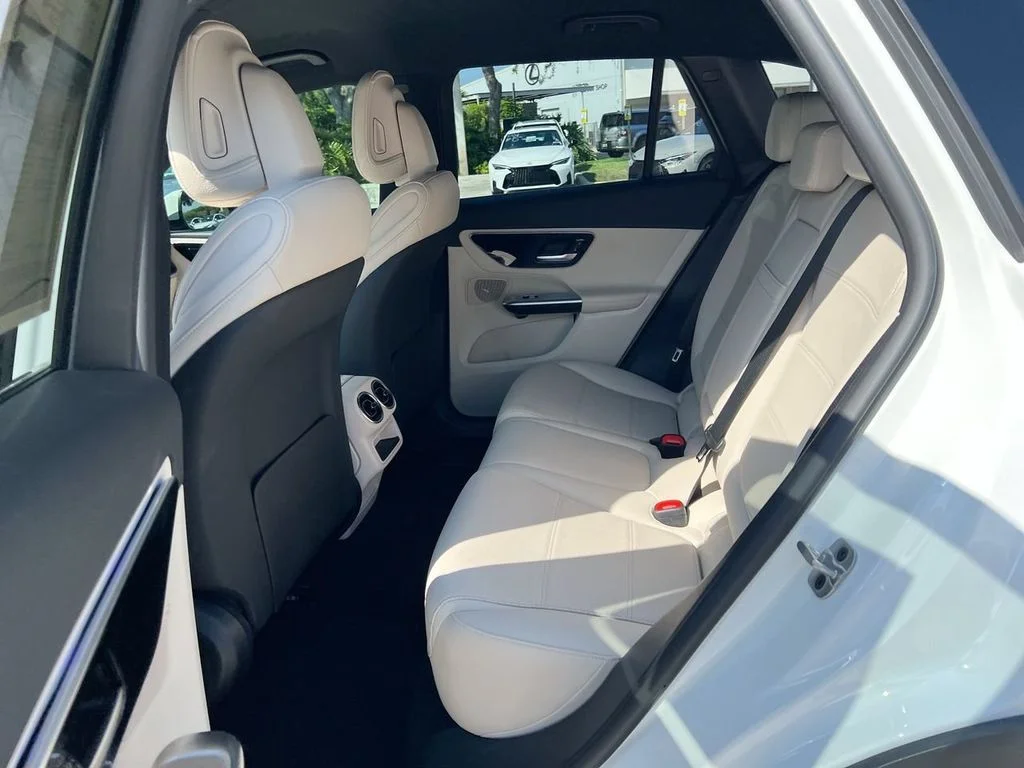 Used 2025 Polar White Mercedes-Benz GLC 300 image 17