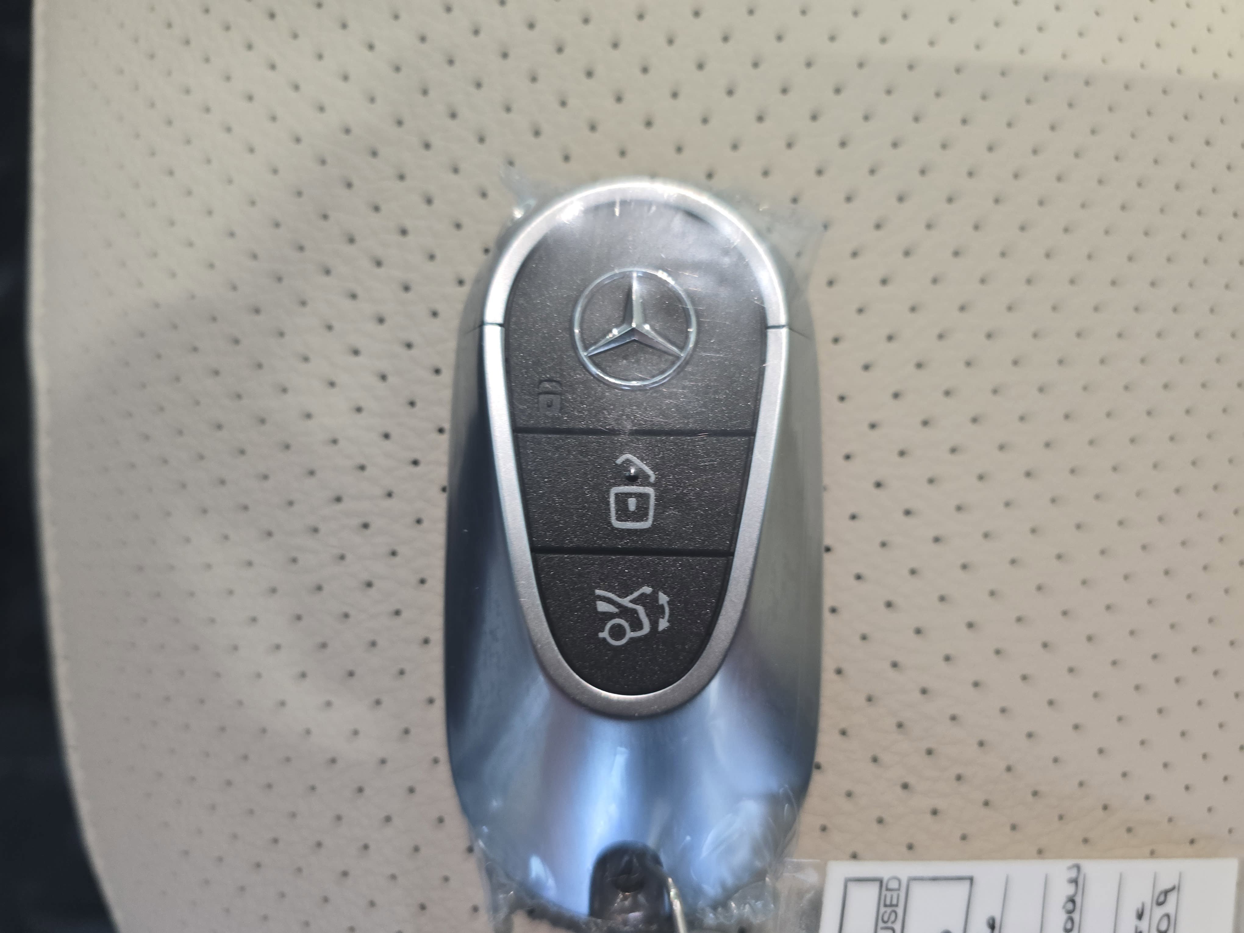 New 2026 MANUFAKTUR Moonlight White Metallic Mercedes-Benz GLC300 image 38