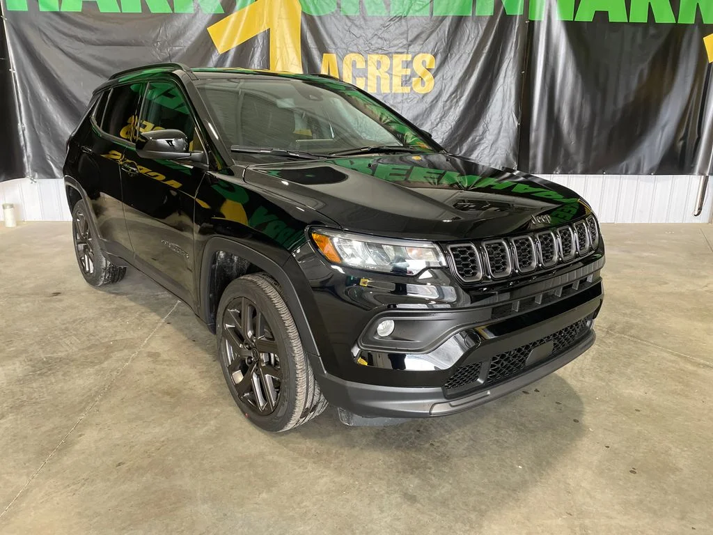 New 2026 Diamond Black Crystal Pearl-Coat Exterior Paint Jeep Latitude Altitude image 3