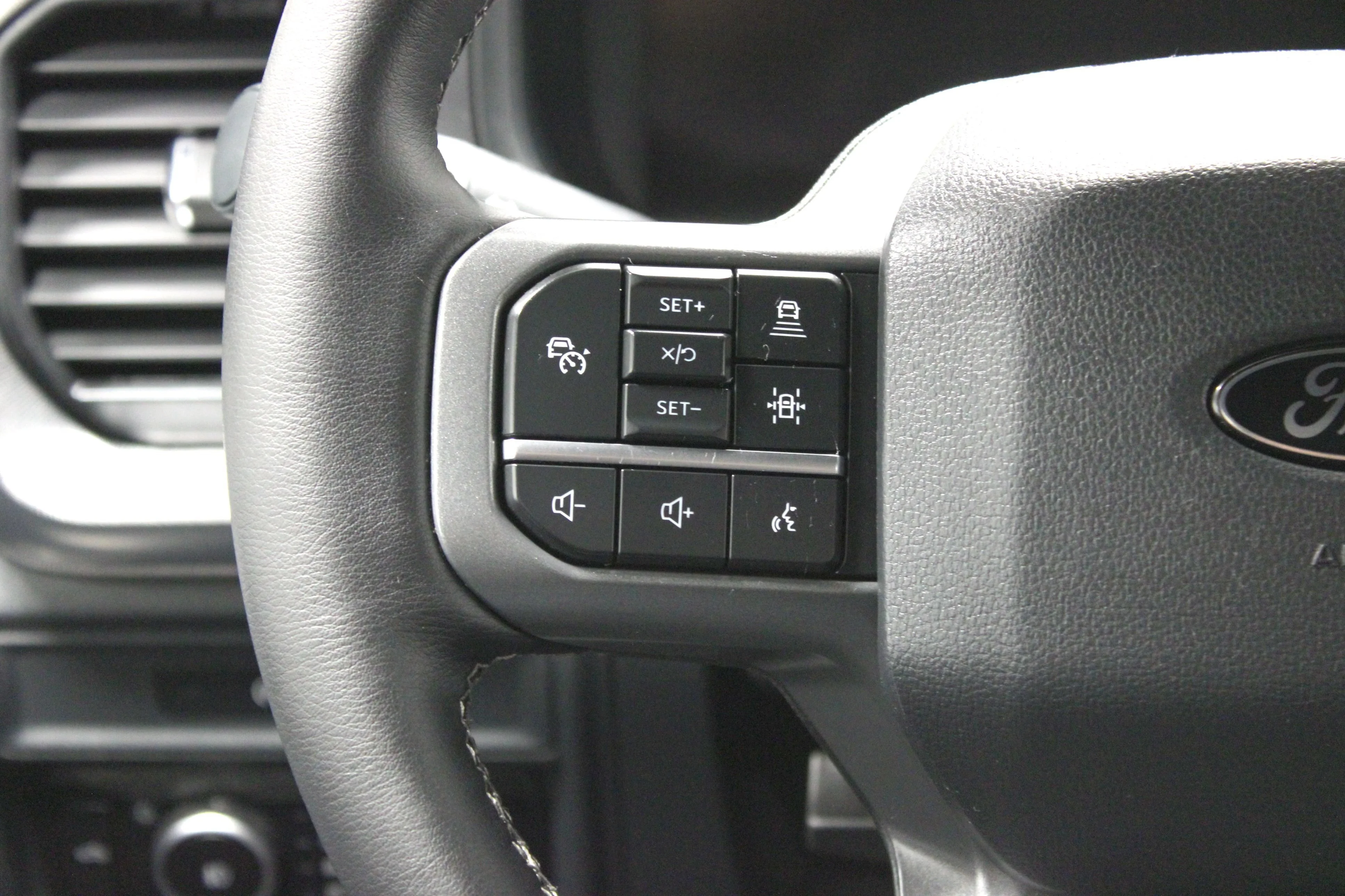 Used 2025 Space White Metallic Ford LARIAT image 25