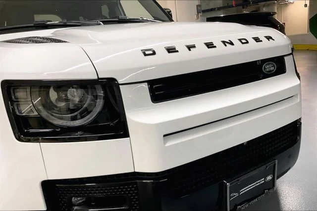Certified Used 2024 White Land Rover X-Dynamic SE image 33