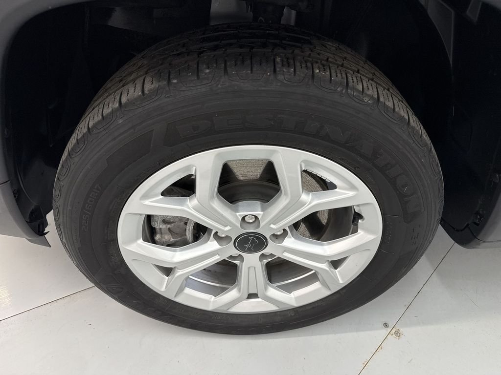Used 2025 Silver Jeep Latitude image 29