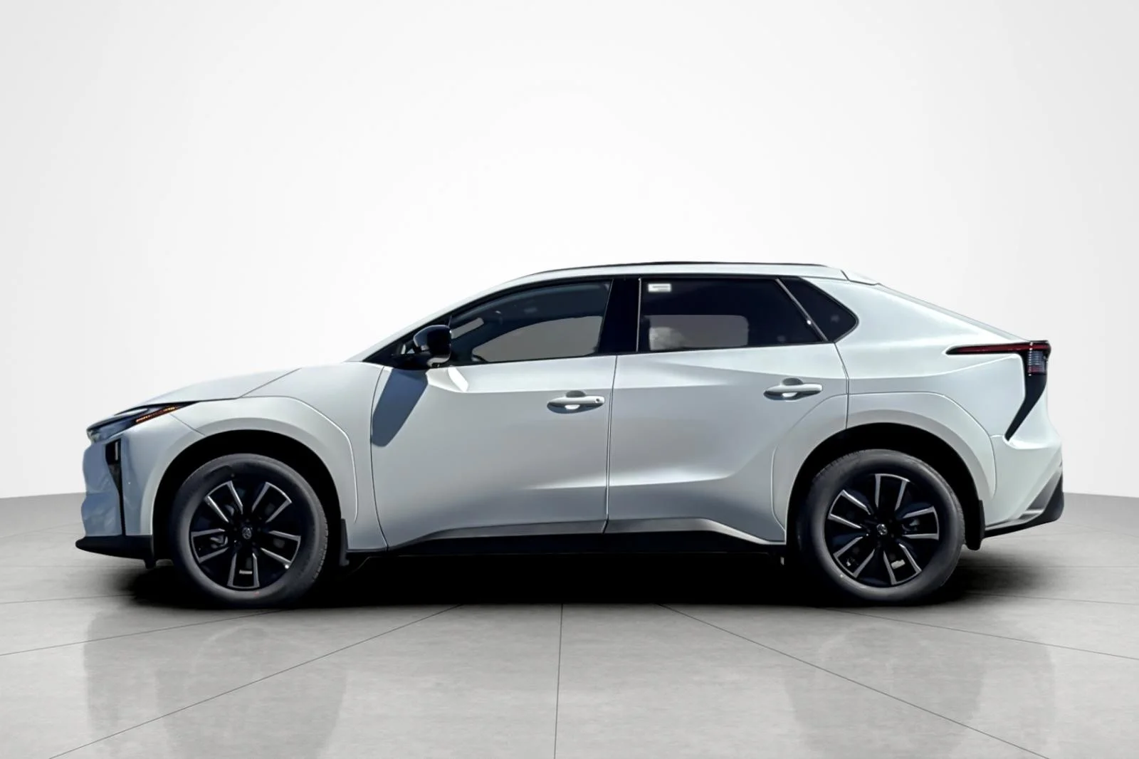 New 2027 Wind Chill Pearl <sup>1</sup> Toyota  XLE image 2
