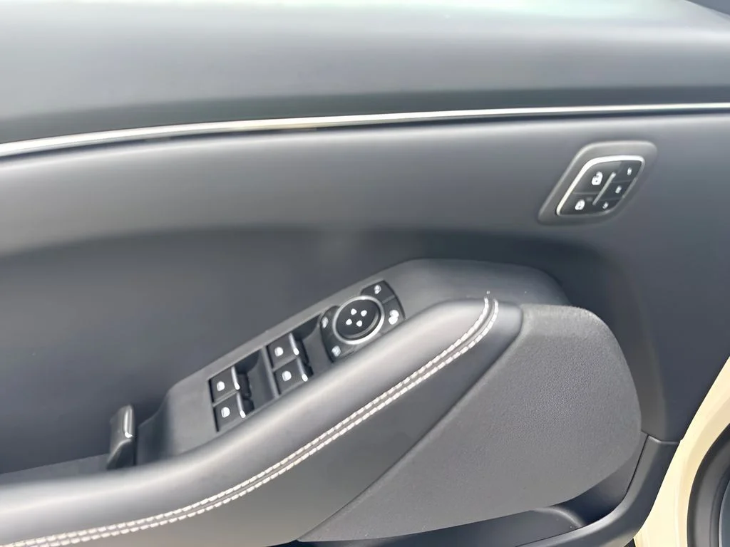 Used 2025 Beige Ford Select image 18