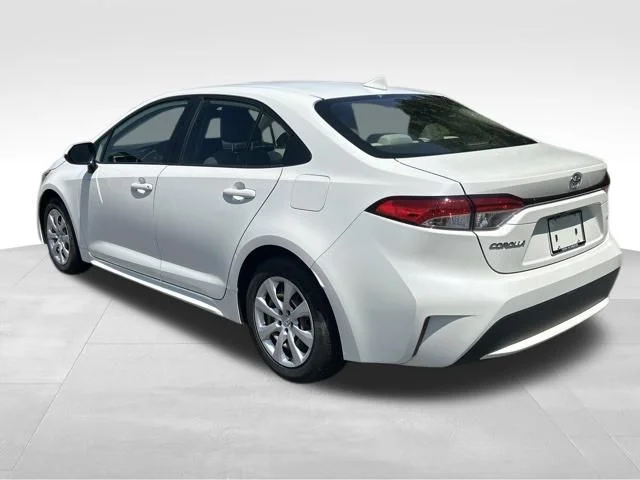 Used 2020 White Toyota LE image 3