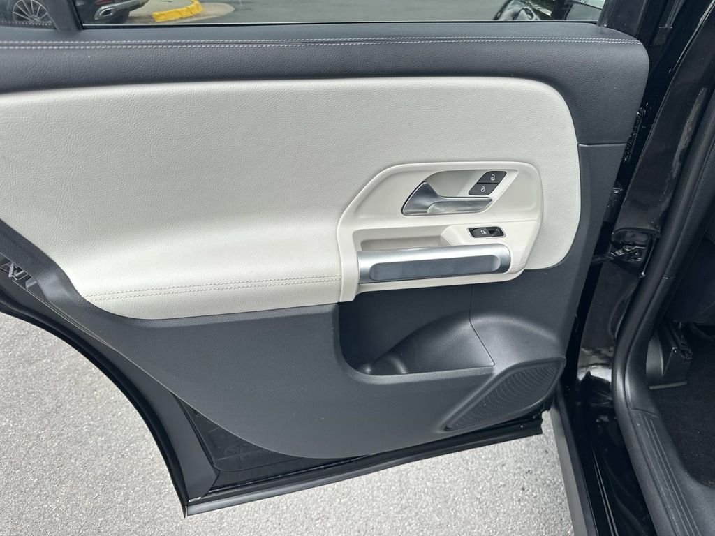 Used 2023  Mercedes-Benz GLB 250 image 16