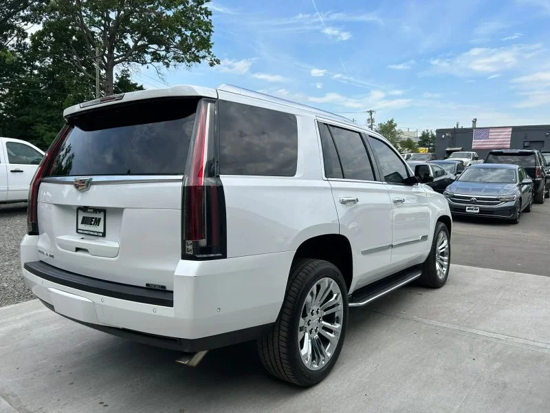Used 2019 White Cadillac Sport Utility 4D image 13