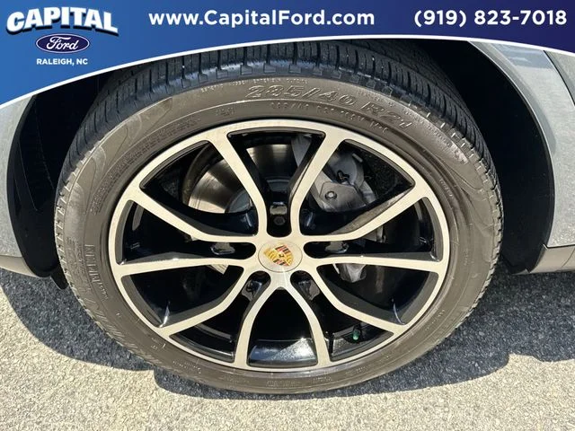 Used 2019  Porsche Base image 13
