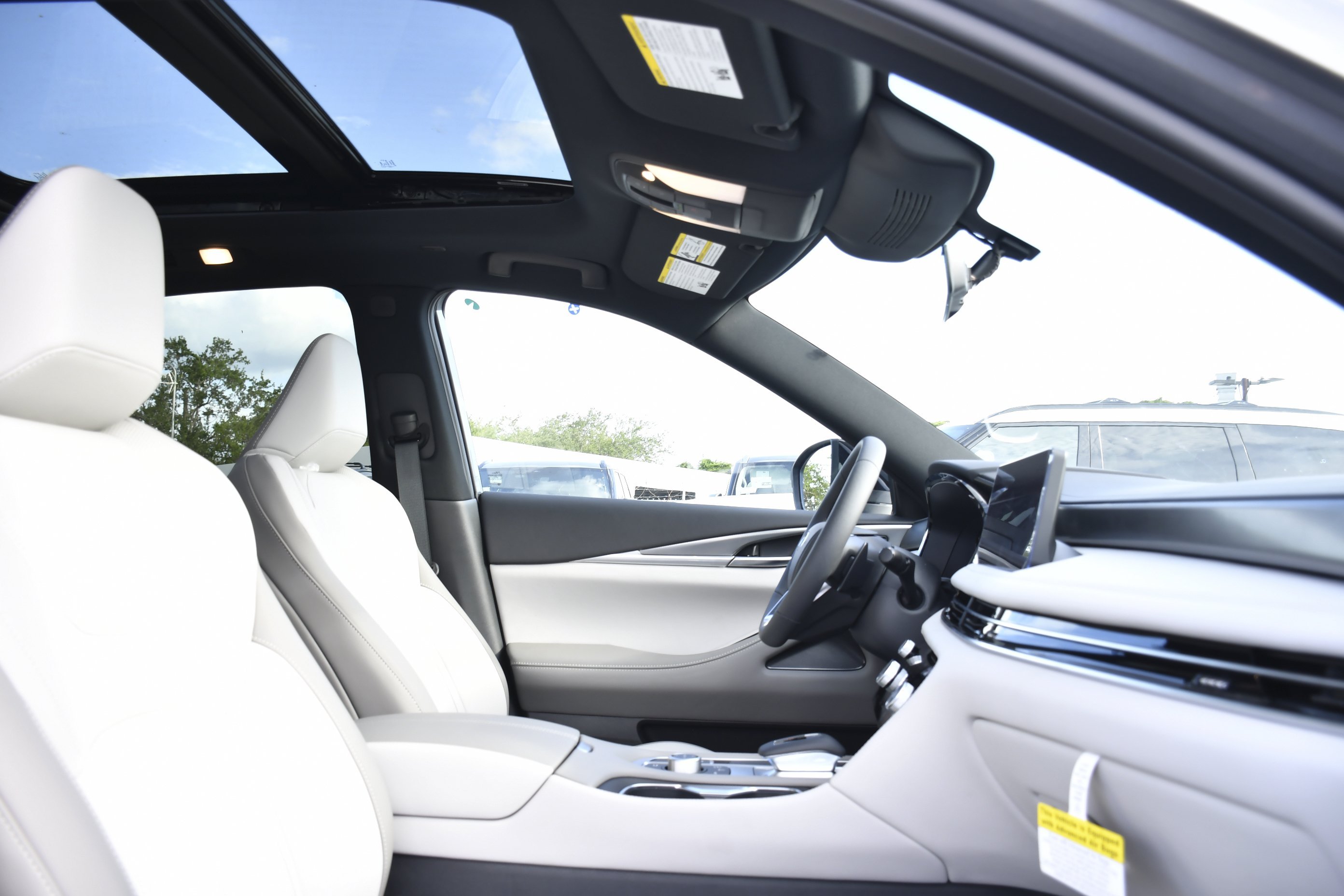 New 2027 GRAPHITE SHADOW INFINITI Luxe AWD image 32