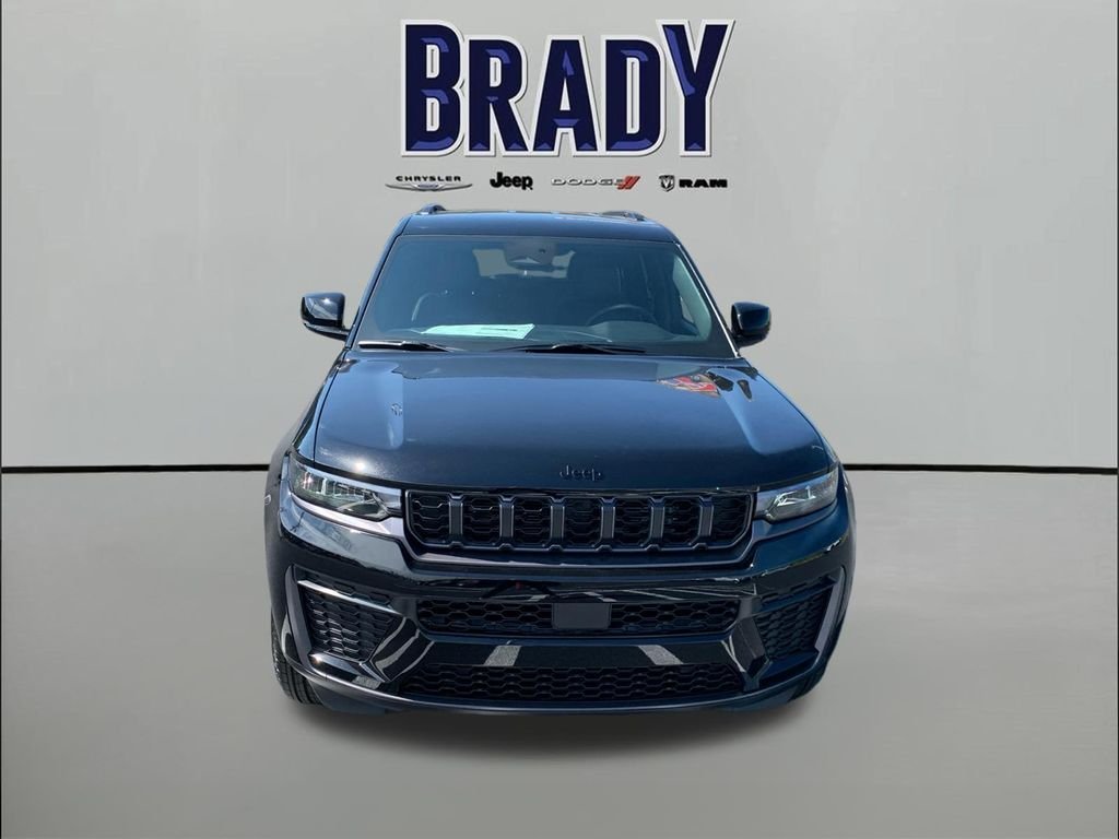 New 2026 Diamond Black Crystal Pearl-Coat Exterior Paint Jeep Laredo Altitude image 2