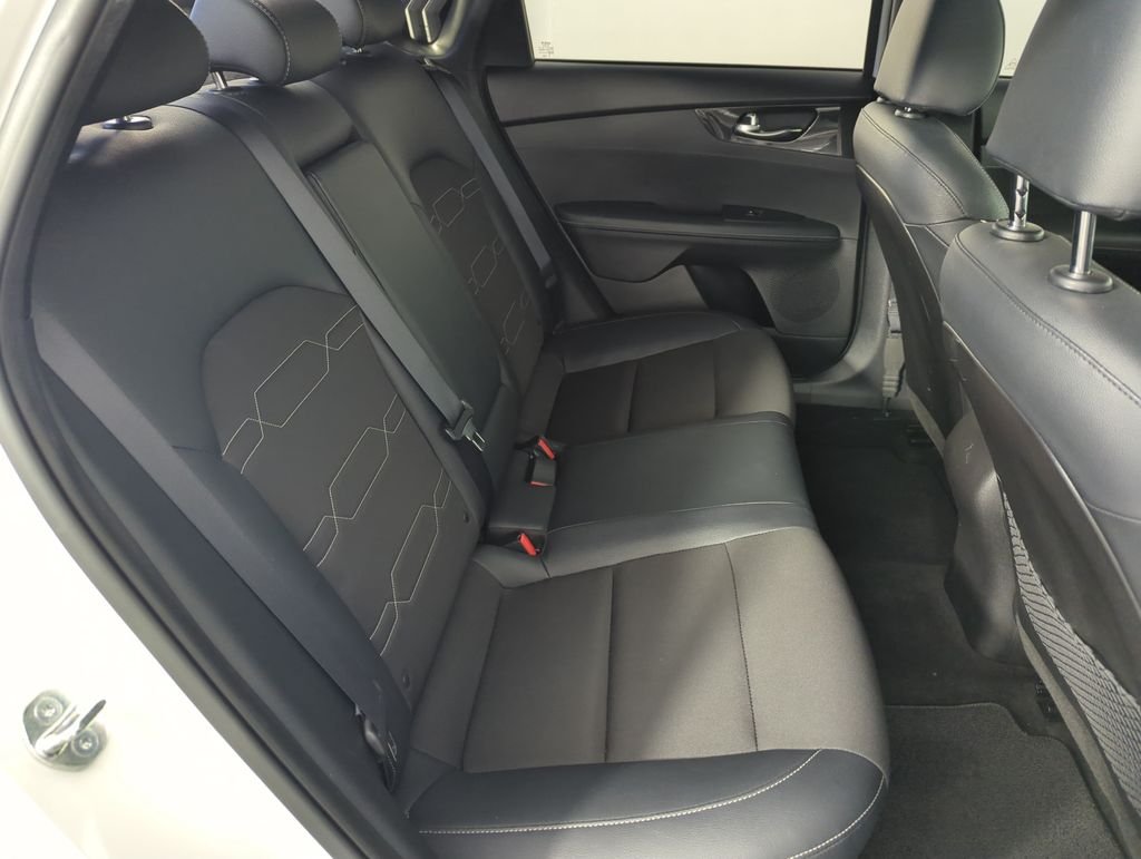 Used 2023 White Kia GT-Line image 33