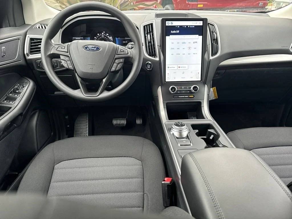 New 2024 Black Ford SE image 5