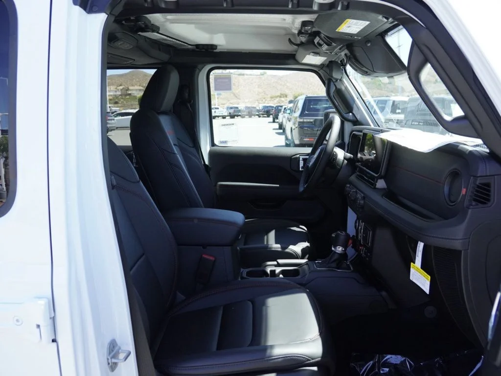 New 2026 Bright White Clear-Coat Exterior Paint Jeep Rubicon image 20