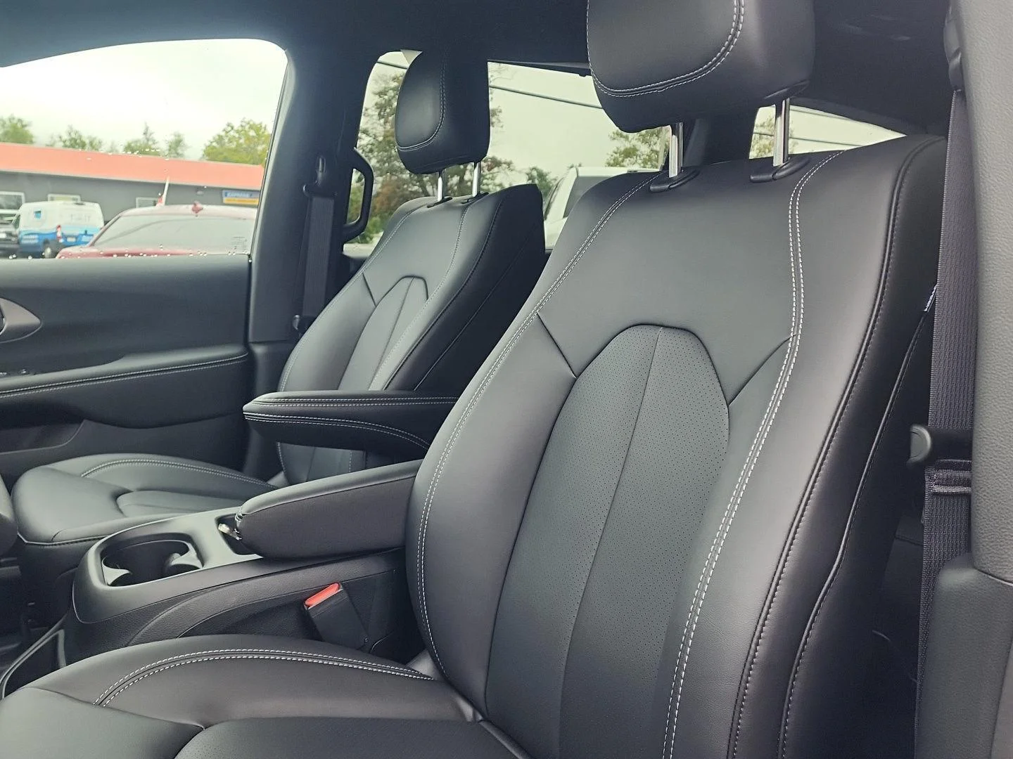2026 Chrysler Pacifica Select - Photo 13
