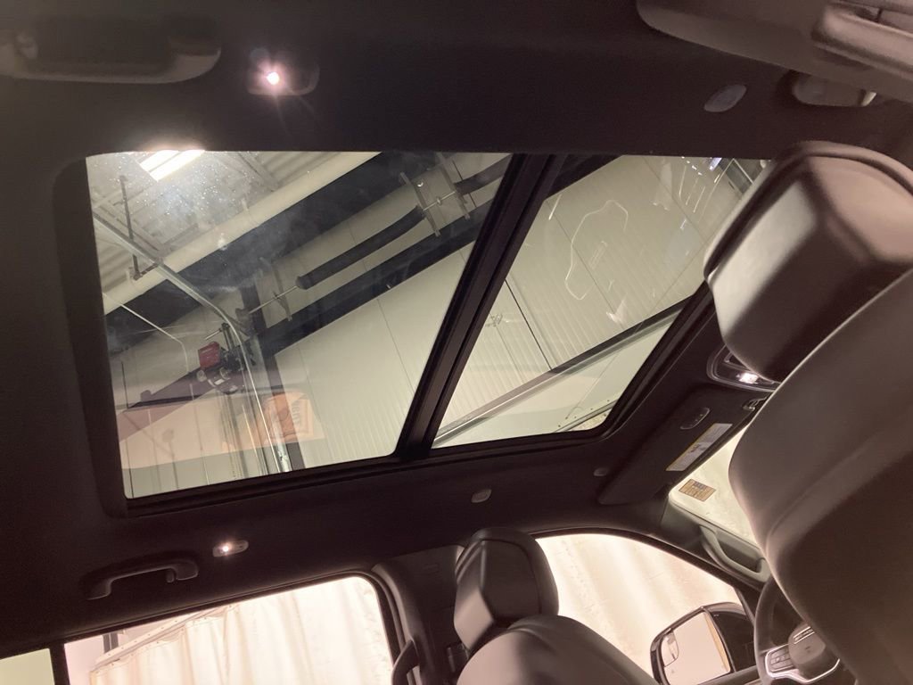 New 2026 Bright White Clear-Coat Exterior Paint Jeep Limited Altitude image 9