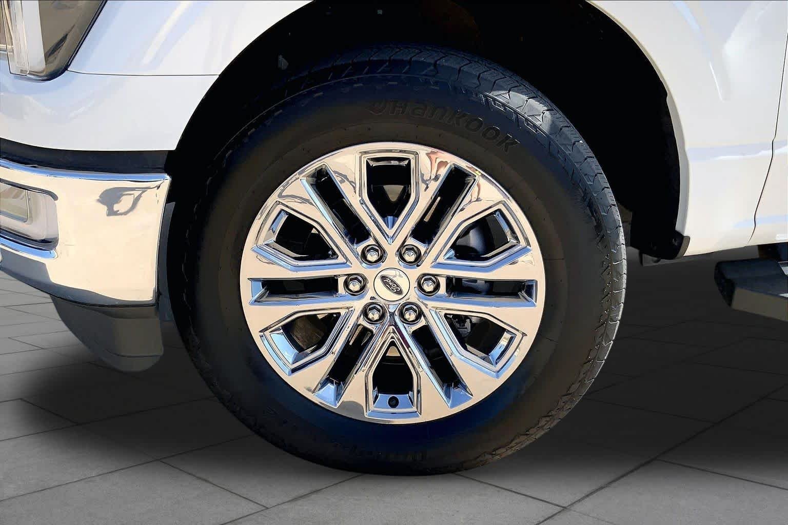 Used 2024 Star White Metallic Tri-Coat Ford LARIAT image 11