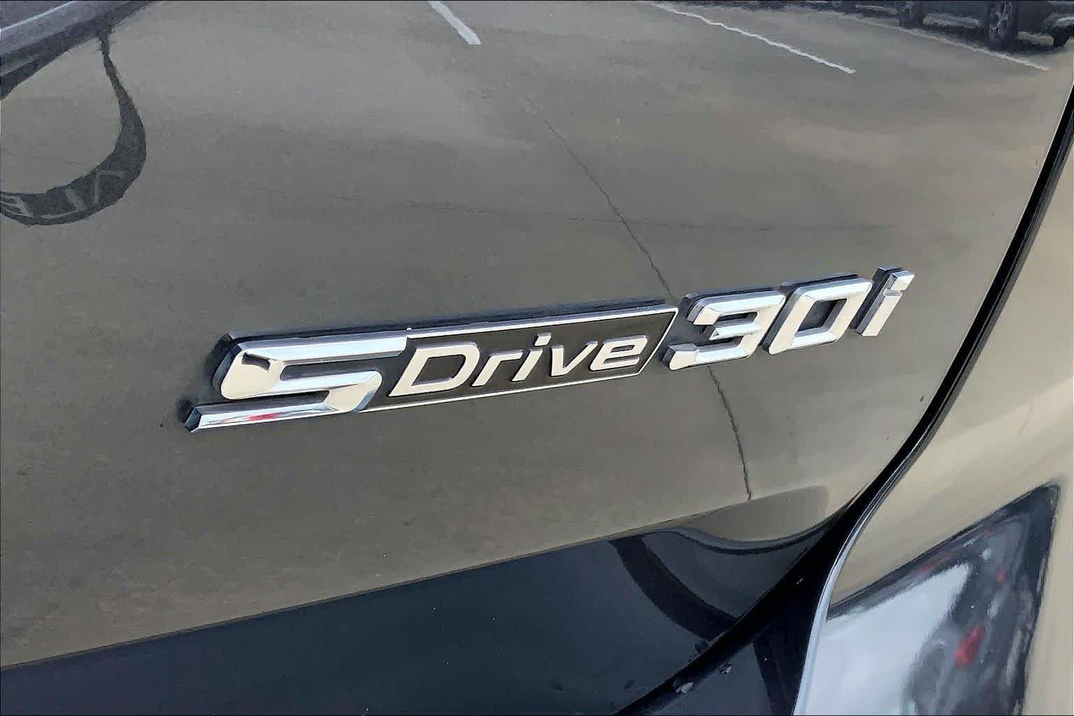 Used 2023 Dark Graphite Metallic BMW sDrive30i image 9