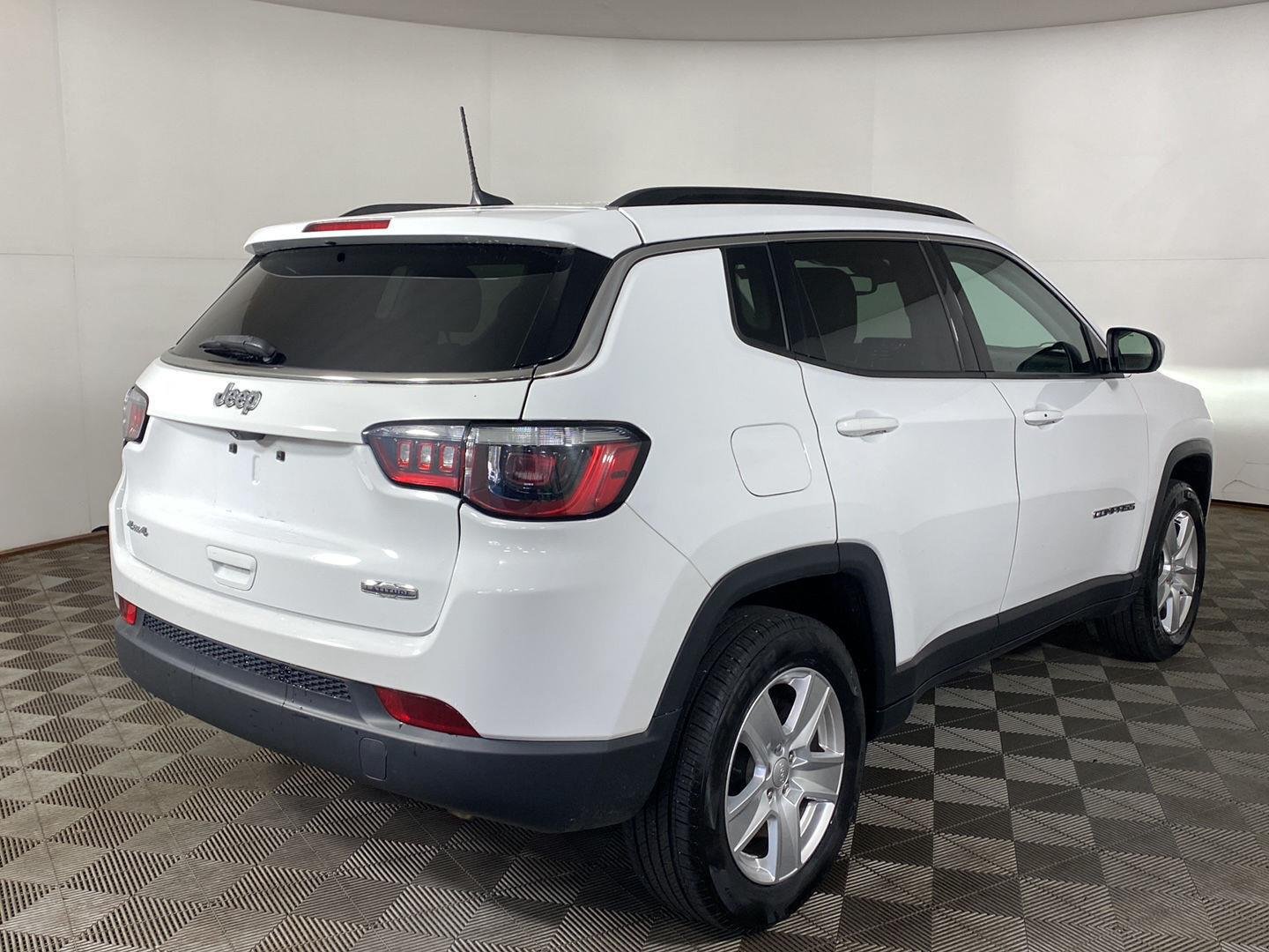 Used 2022 Bright White Clearcoat Jeep Latitude image 3