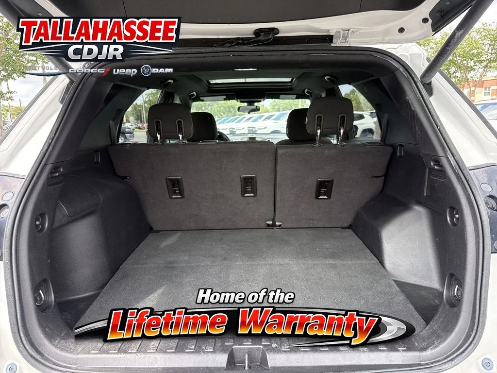 Used 2018 Pearl Chevrolet LT image 28