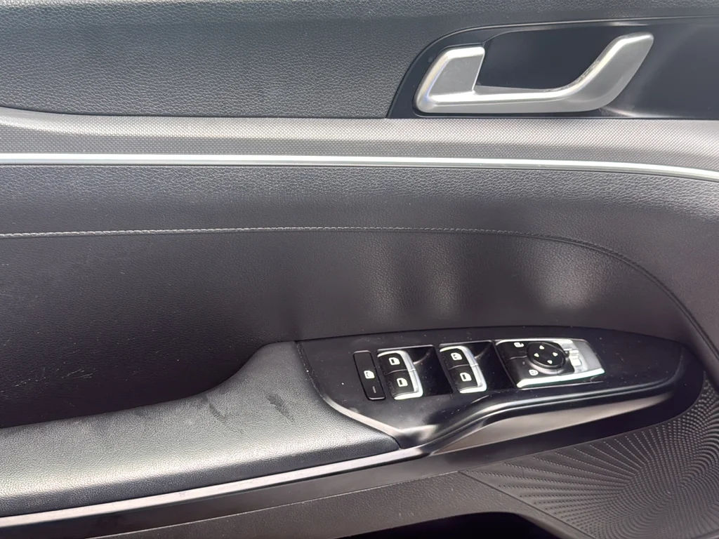 Used 2022 White Kia LXS image 24