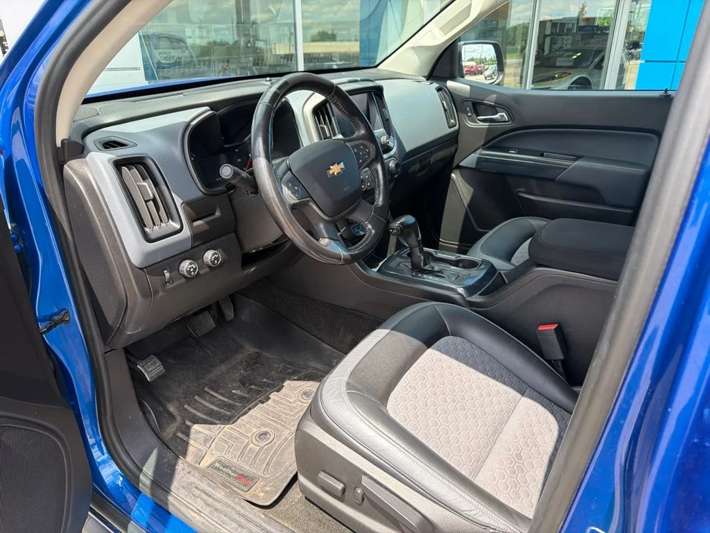 Certified Used 2018 Blue Chevrolet Z71 image 6