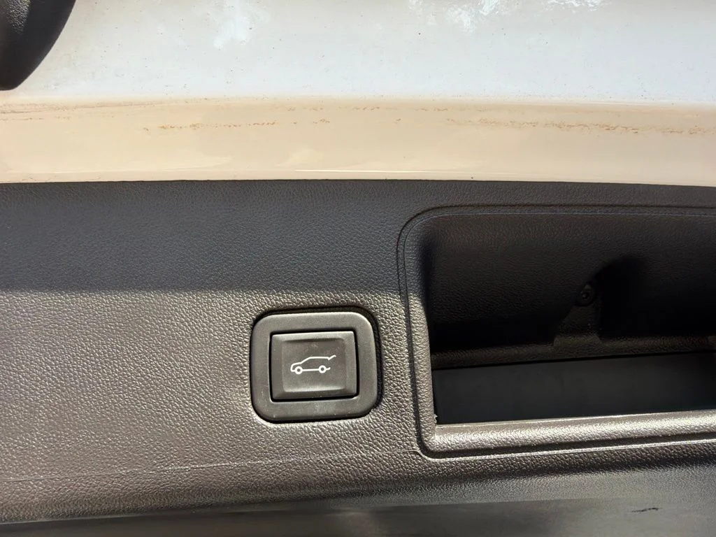 Used 2024 White GMC AT4 image 34