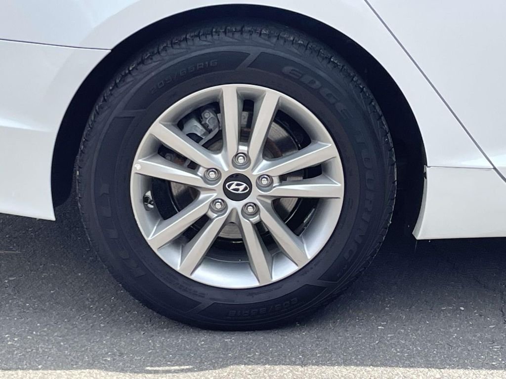 Used 2017 White Hyundai Base image 7