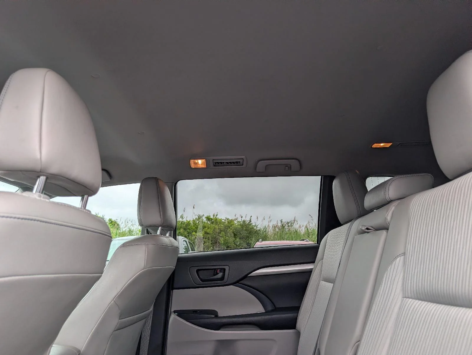 Used 2017 Gy Toyota LE image 11