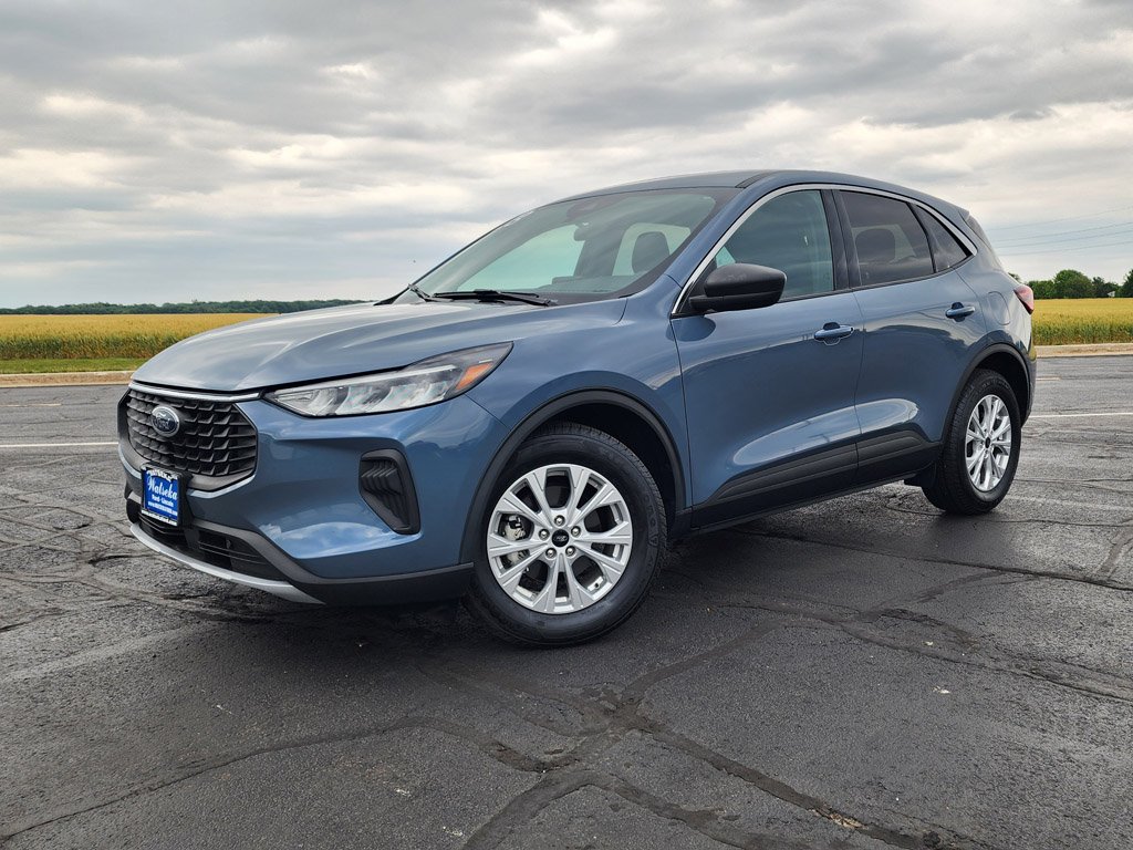 Used 2023 Vapor Blue Metallic Ford Active image 1